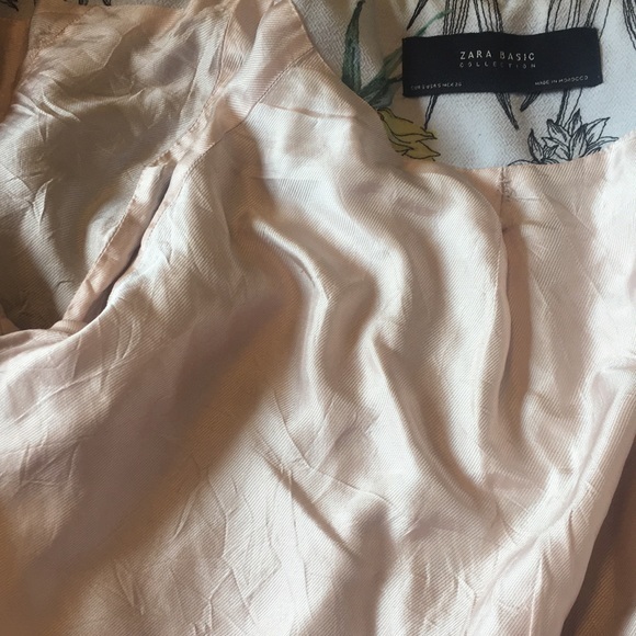 ZARA  long sleeved front zipper jacket in floral design and black accents - Picture 7 of 8